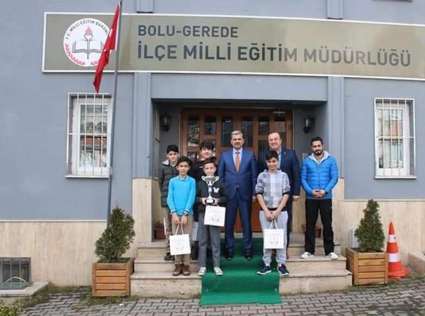 Milli Eğitim Müdürümüz Sayın Erkan ÇETİN Bocce Müsabakalarında İl Birincisi Olan Öğrencilerimizi Ödüllendirdi.